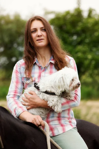 Jovem mulher com seu cavalo e seu cachorrinho — Fotografia de Stock