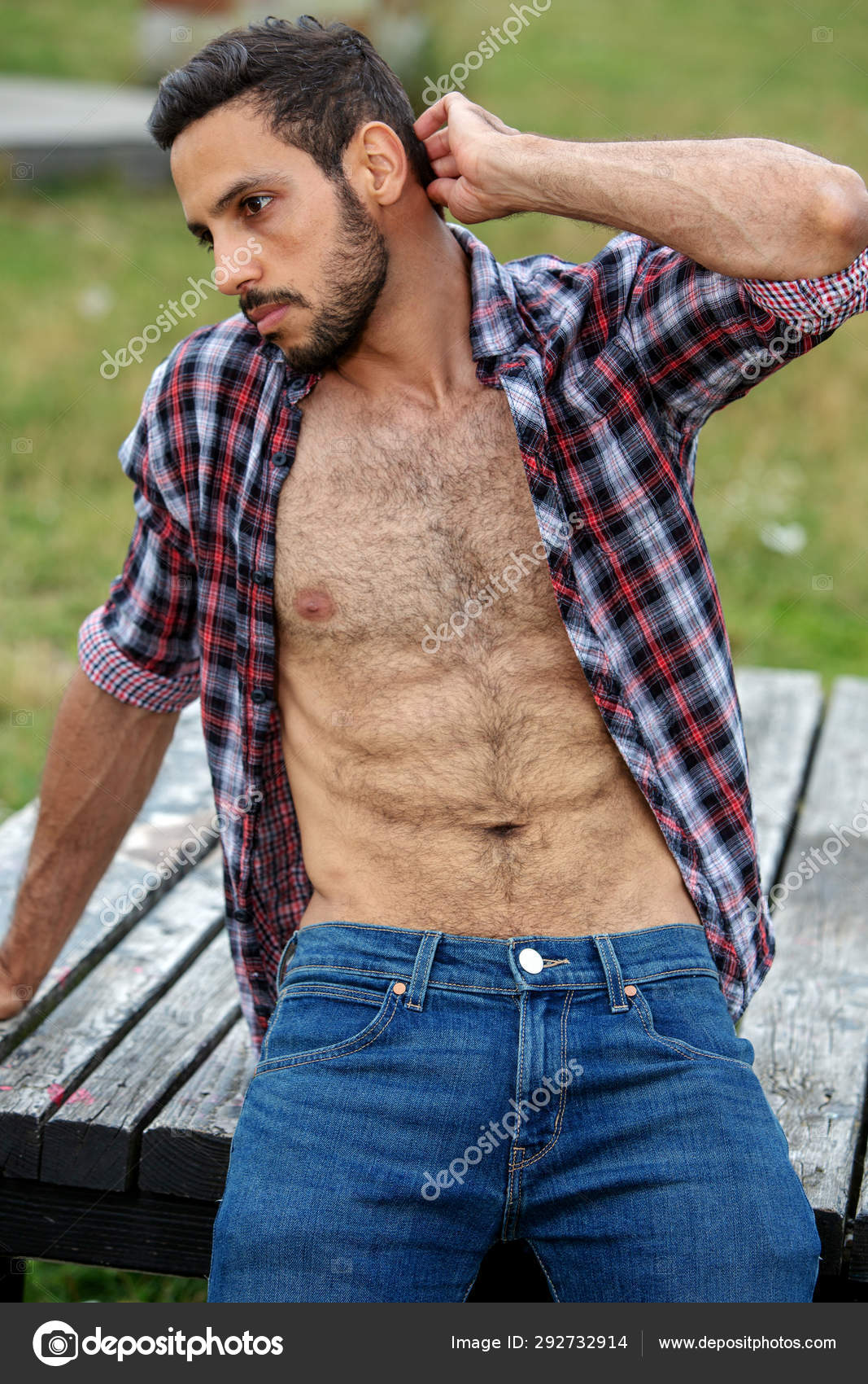 Far skat Okklusion Portræt af sexet mand med åben skjorte sidder udendørs — Stock-foto ©  wernerimages #292732914