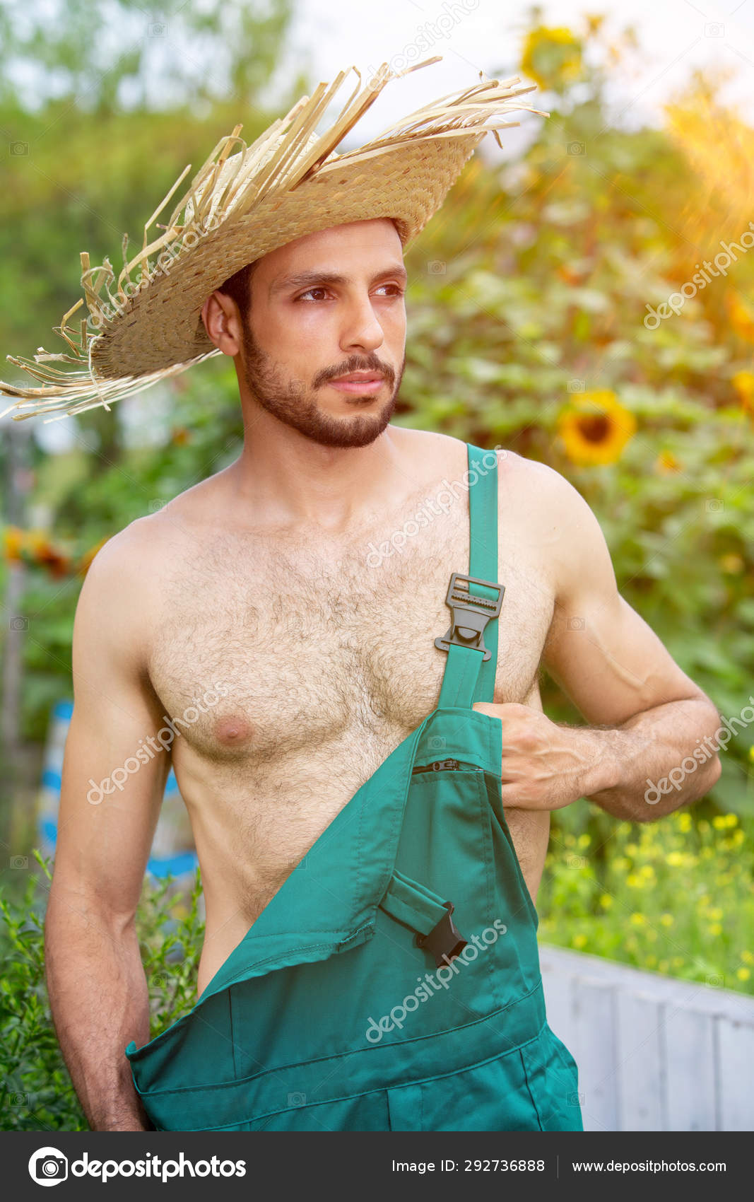 Beau jardinier avec pantalon vert et chapeau de paille debout en gar Photo de stock par wernerimages 292736888