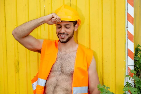 Sarı inşaat kask ile seksi gömleksiz işçi — Stok fotoğraf