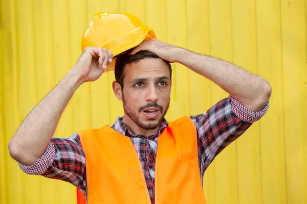 黄色のヘルメットとオレンジ色のベストを持つ建設労働者 — ストック写真