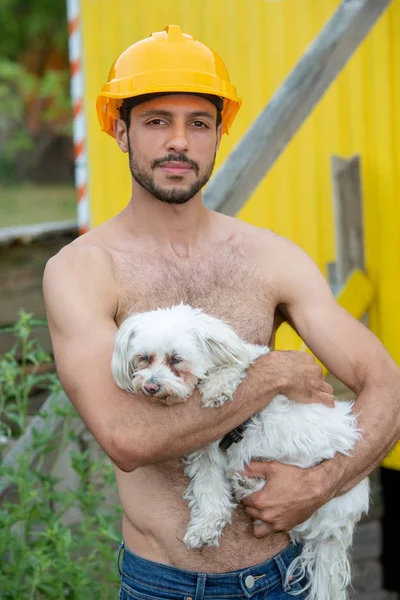 Porträt eines gutaussehenden, hemdlosen Mannes mit einem weißen kleinen Hund — Stockfoto