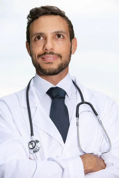 Szép orvos, fehér kabát sztetoszkóppal — Stock Fotó