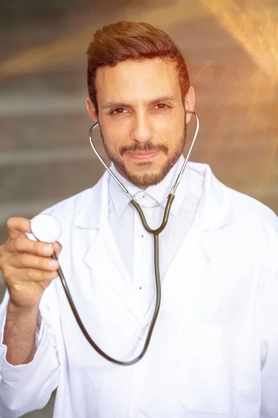 Bel dottore in mantello bianco con stetoscopio — Foto Stock
