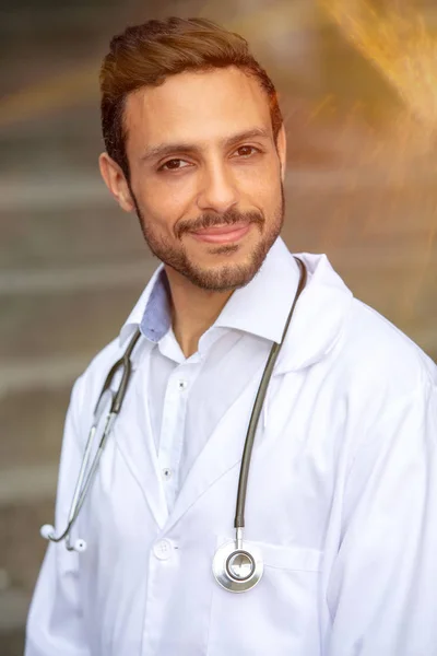 Bel dottore in mantello bianco con stetoscopio — Foto Stock