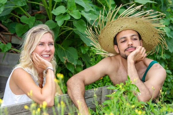 Porträtt av ungt par på sommaren koppla av i trädgården — Stockfoto