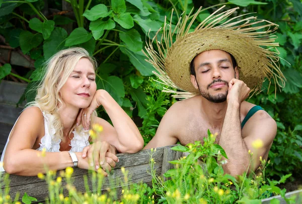 Retrato de casal no verão relaxando no jardim — Fotografia de Stock