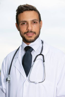 stetoskop ile beyaz ceket yakışıklı doktor