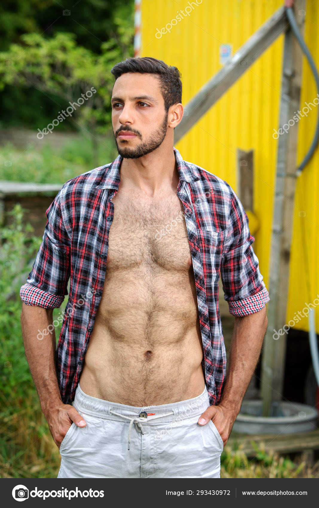 kost Forekomme fusionere Portræt af skægget mand stående udendørs med åben skjorte — Stock-foto ©  wernerimages #293430972