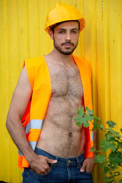 性感的无衬衫工人与黄色建筑头盔 — 图库照片