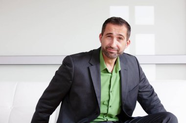 takım elbise ve yeşil gömlek yakışıklı gülümseyen işadamı