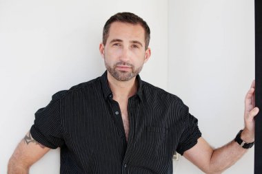 yakışıklı sakallı adam açık siyah gömlek ile ayakta