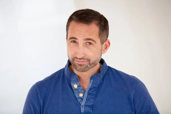 Sonriente hombre guapo en azul camiseta interior — Foto de Stock