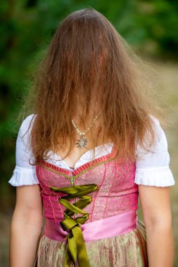 dirnld genç kadın saçlarının arkasında yüzünü gizleme