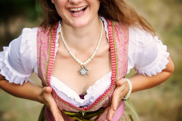 Brunette skrattande kvinna i drindl visar hennes klyvning — Stockfoto