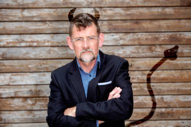 çizilmiş şeytanlar boynuzları ile yakışıklı işadamı