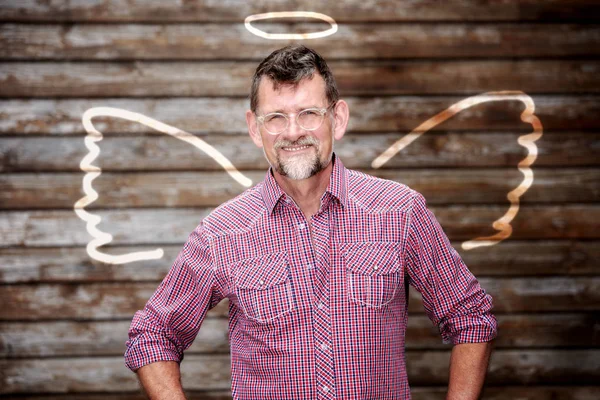 çizilmiş melek kanatları ile yakışıklı işadamı