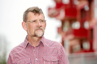 50'li yıllarda yakışıklı sakallı adam dışında ayakta