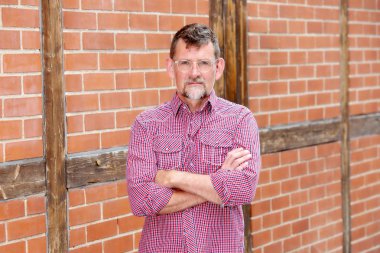 50'li yıllarda yakışıklı sakallı adam dışında ayakta