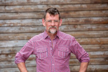 50'li yıllarda yakışıklı sakallı adam dışında ayakta