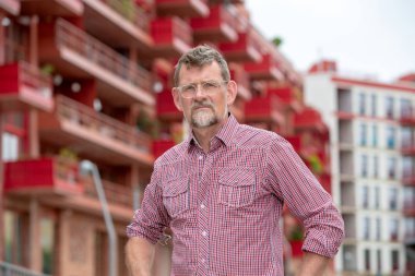 binanın önünde duran 50'li yıllarda yakışıklı adam