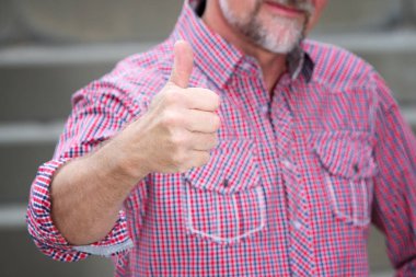 başparmaklarını gösteren 50'li yıllarda yakışıklı adam