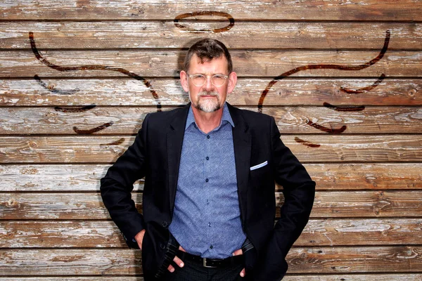 çizilmiş melek kanatları ile yakışıklı işadamı