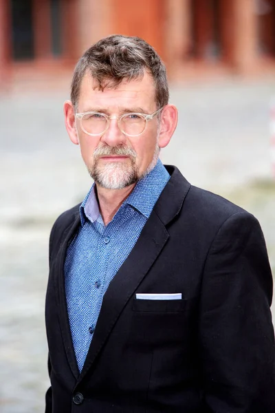 gözlükdışında duran 50'li yıllarda yakışıklı işadamı