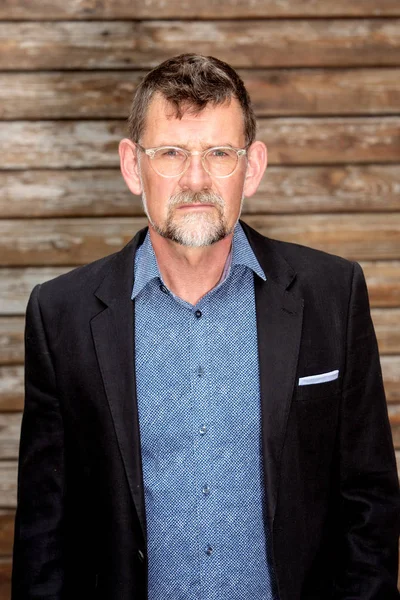 50'li yıllarda gözlüklü yakışıklı işadamı