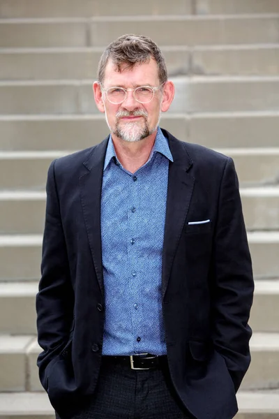 gözlükdışında duran 50'li yıllarda yakışıklı işadamı