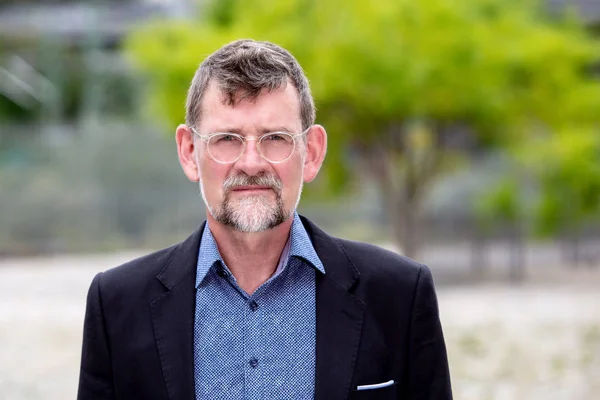 gözlükdışında duran 50'li yıllarda yakışıklı işadamı