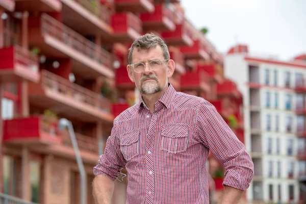 binanın önünde duran 50'li yıllarda yakışıklı adam