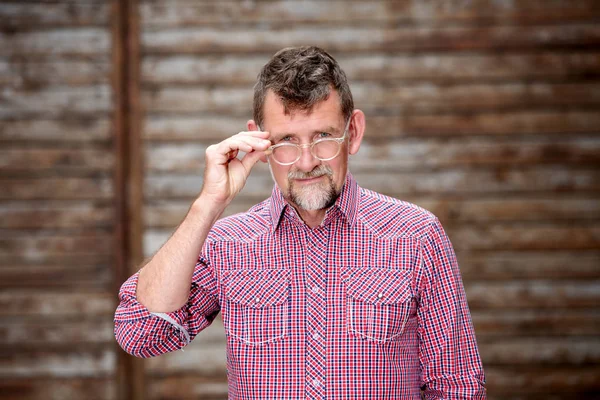 Knappe bebaarde man in zijn 50s staande buiten — Stockfoto