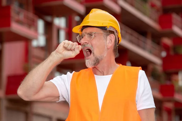 Trabajador guapo en sus años 50 con casco buscando cansado —  Fotos de Stock