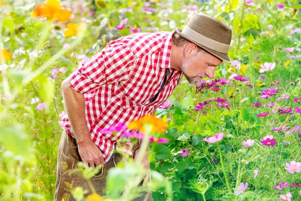 英俊的巴伐利亚男子在50多岁站在花园里 — 图库照片