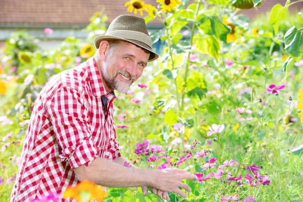 Knappe Beierse man in zijn 50s staande in de tuin — Stockfoto