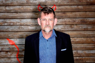 çizilmiş şeytanlar boynuzları ile yakışıklı işadamı