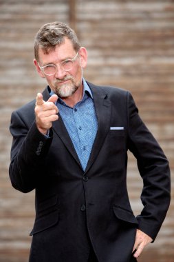 yakışıklı işadamı kameraya parmağını işaret