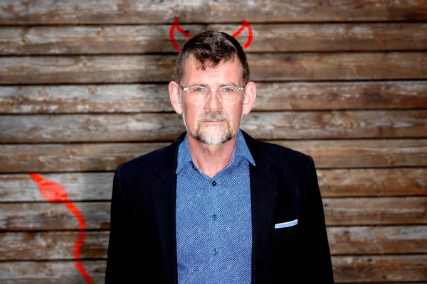 çizilmiş şeytanlar boynuzları ile yakışıklı işadamı