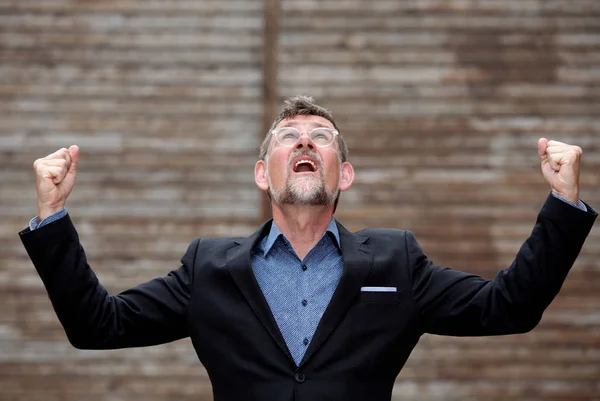 Apuesto hombre de negocios mirando enojado hasta el cielo — Foto de Stock