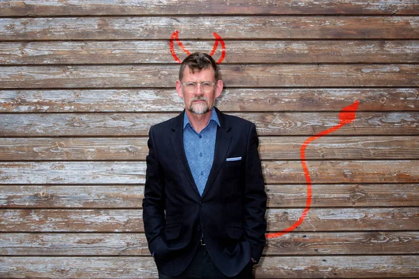 çizilmiş şeytanlar boynuzları ile yakışıklı işadamı