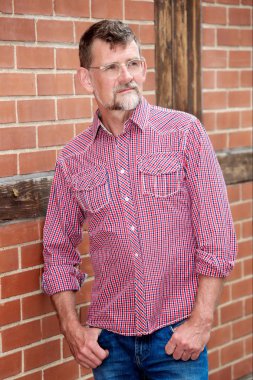 50'li yıllarda yakışıklı sakallı adam dışında ayakta