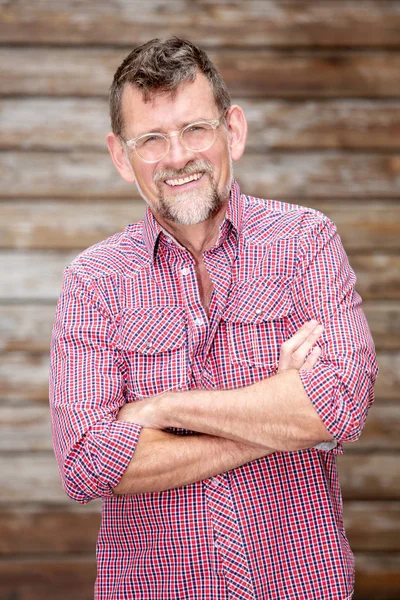 Hombre barbudo guapo en sus 50 años de pie fuera — Foto de Stock