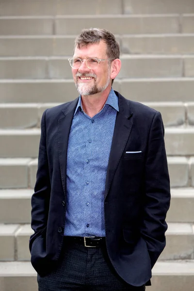 gözlükdışında duran 50'li yıllarda yakışıklı işadamı