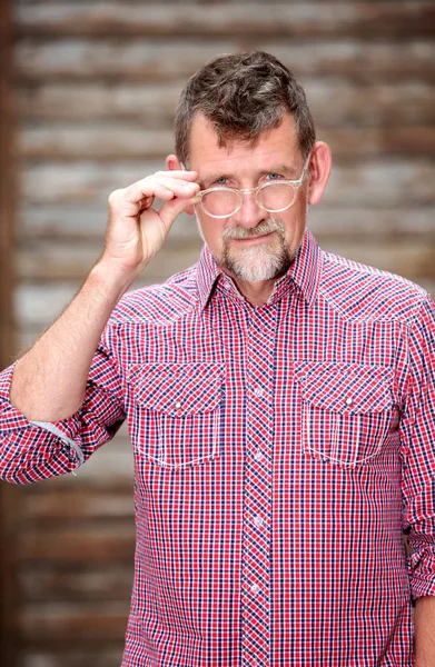 Knappe bebaarde man in zijn 50s staande buiten — Stockfoto