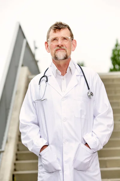 Bel medico sulla cinquantina in piedi fuori — Foto Stock