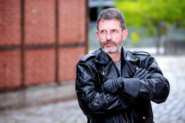 Bonito barbudo homem vestindo um preto jaqueta de couro — Fotografia de Stock