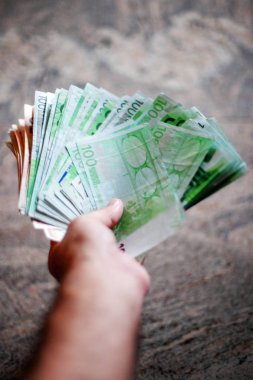 euro banknotlar tutan erkek el yakın