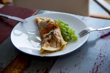 İnce krep ve üzümlü beyaz tabak.