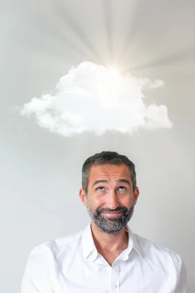 Retrato Del Hombre Guapo Sonriendo Una Nube Los Rayos Sol — Foto de Stock